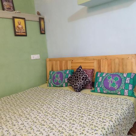אלמורה Evergreen Home Stay מראה חיצוני תמונה