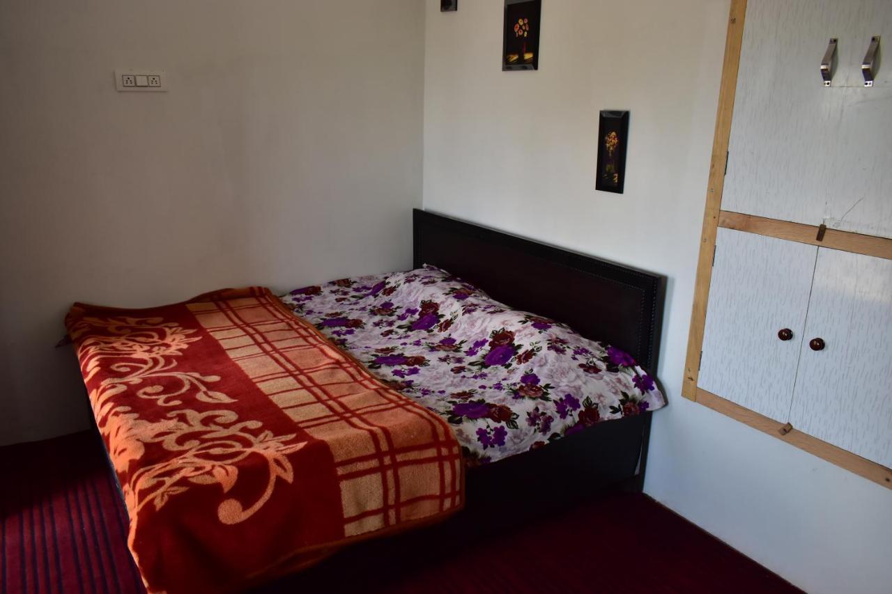 אלמורה Evergreen Home Stay מראה חיצוני תמונה